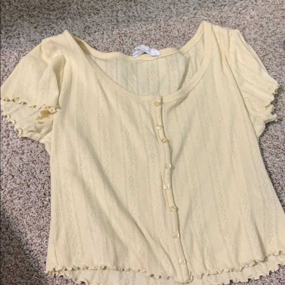 Cropped yellow shirt with buttons and designs